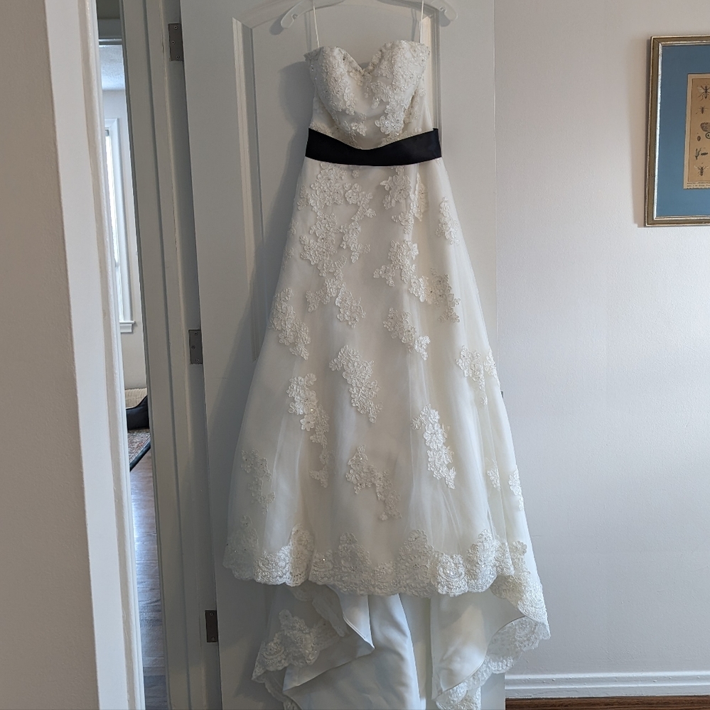 Strapless sweetheart neckline wedding dress